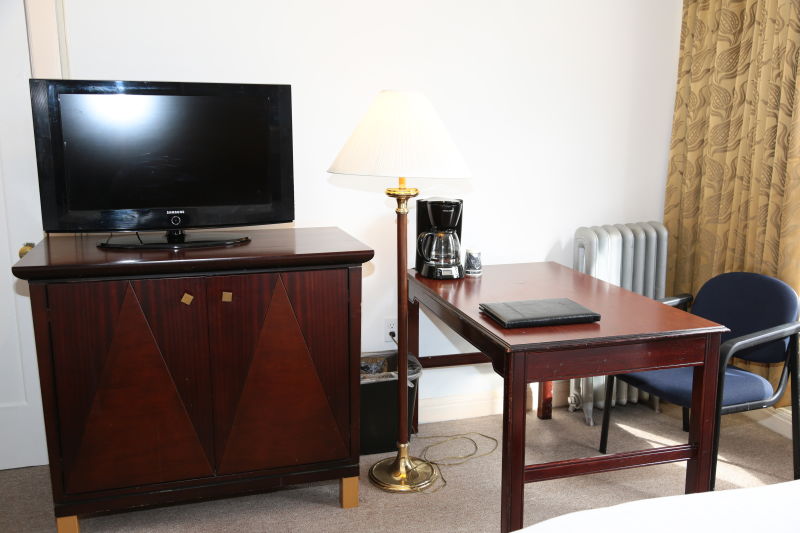 Nash Hotel TV set and desk